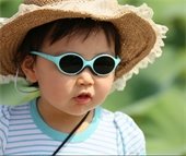 child in sunhat and glasses