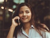 Woman making a phone call (Pexels)